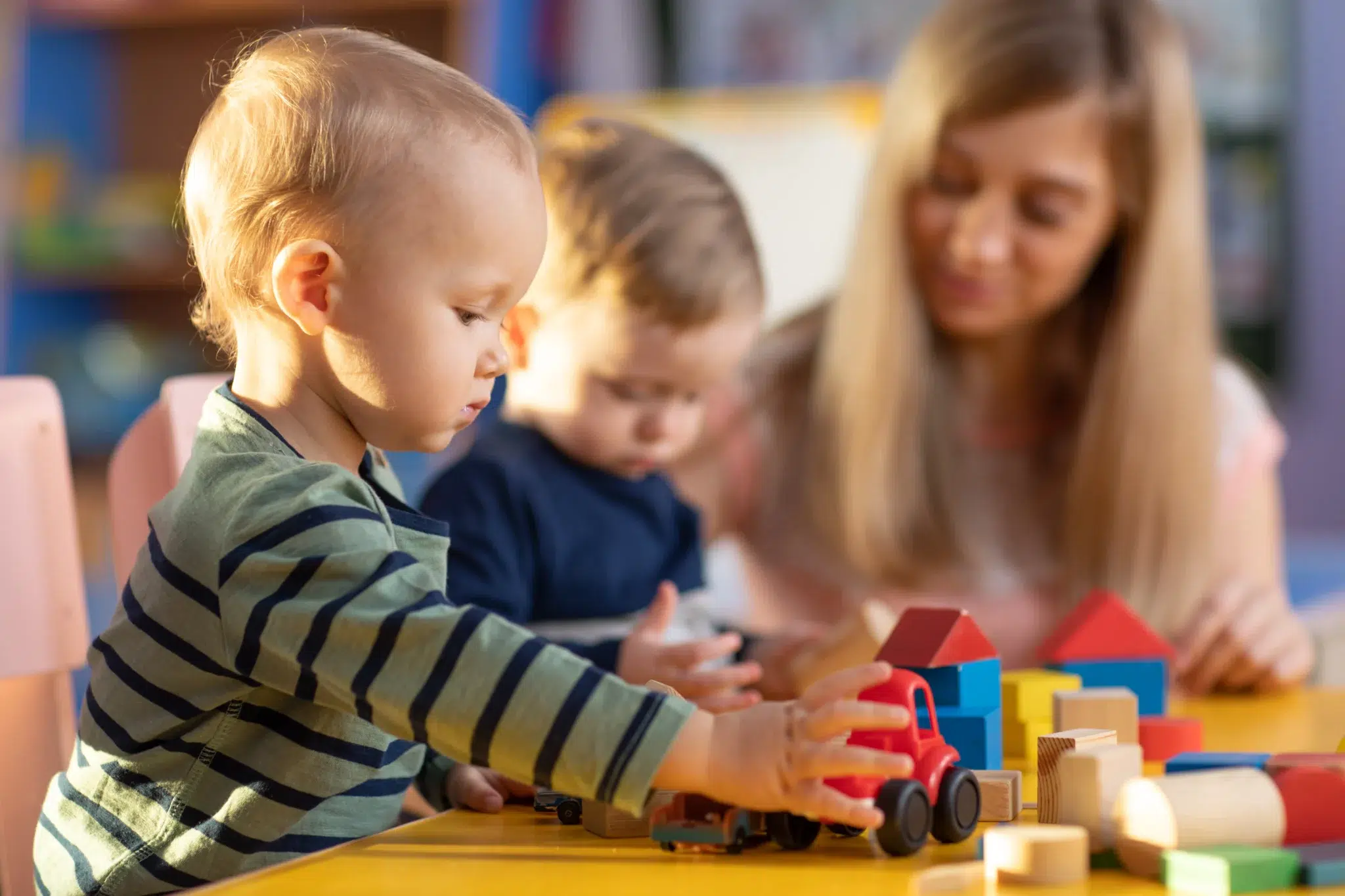 Mère en congé parental avec ses deux enfants à la maison, illustrant la prise en compte des trimestres pour la retraite.
