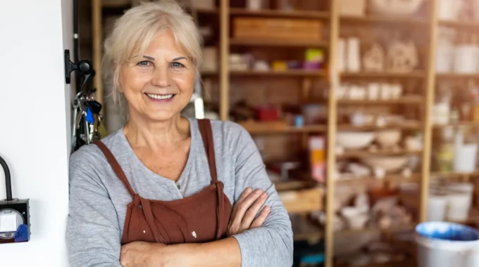 Retraité Actif Travaillant Dans Un Atelier De Poterie – Illustration Du Travail à La Retraite