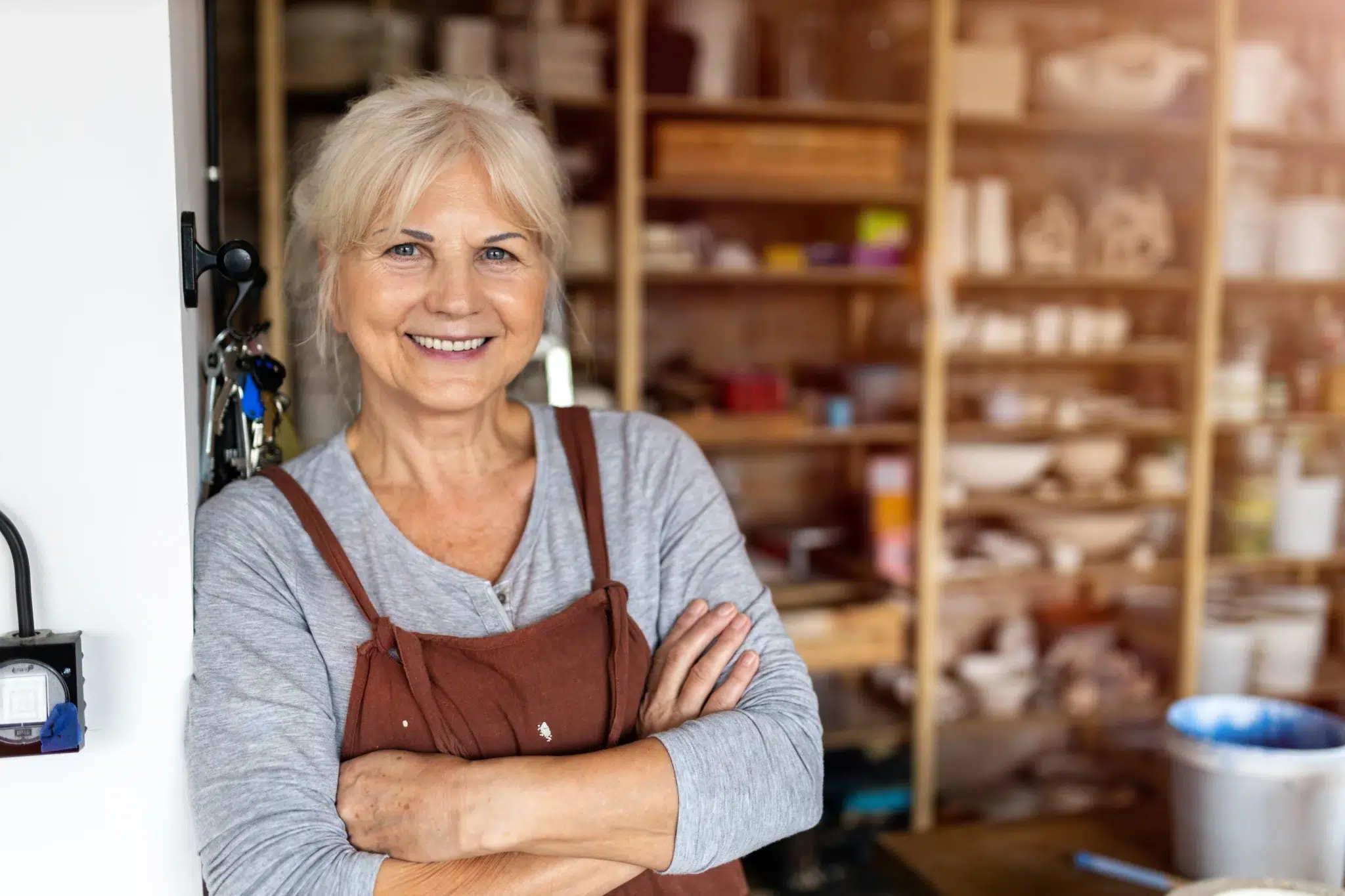 Retraité actif travaillant dans un atelier de poterie – illustration du travail à la retraite