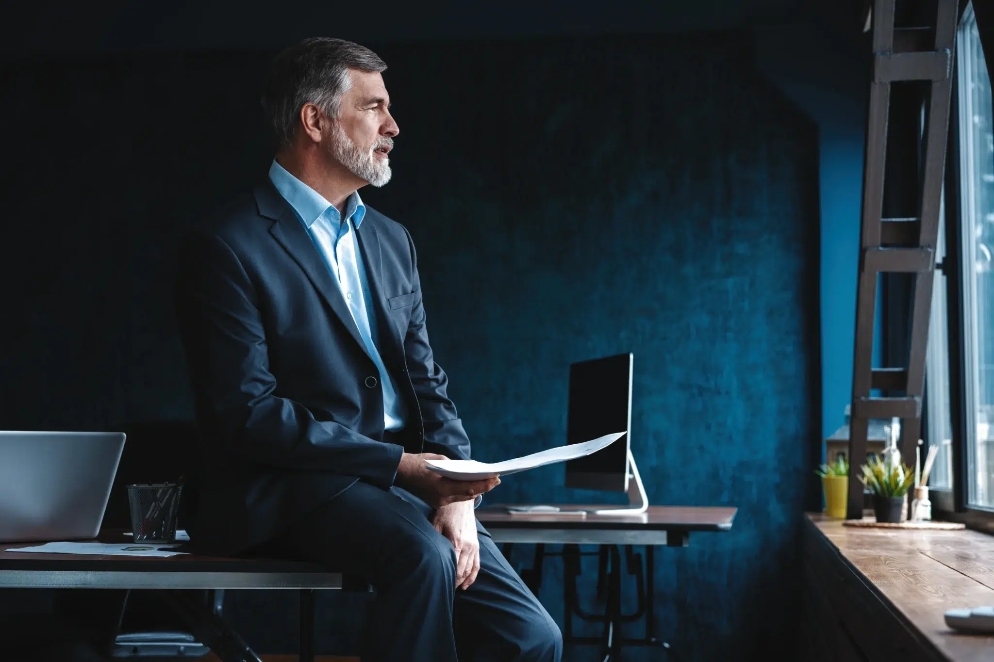 Cadre supérieur réfléchissant à sa retraite dans un bureau moderne