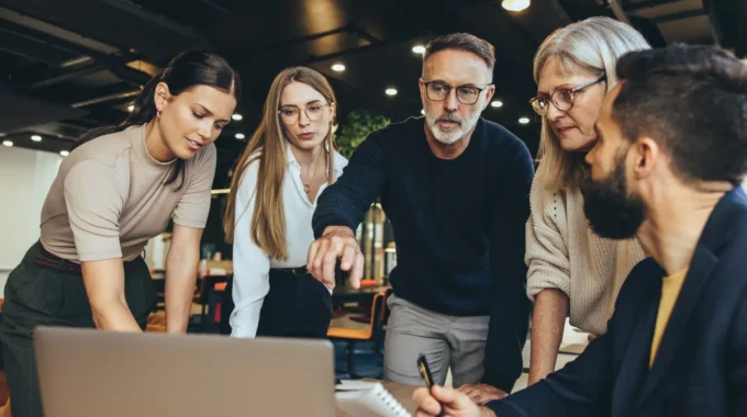 Groupe De Cadres Travaillant Ensemble Sur Un Ordinateur Pour Préparer Leur Départ à La Retraite Et Calculer Leur Pension Agirc-Arrco En 2025